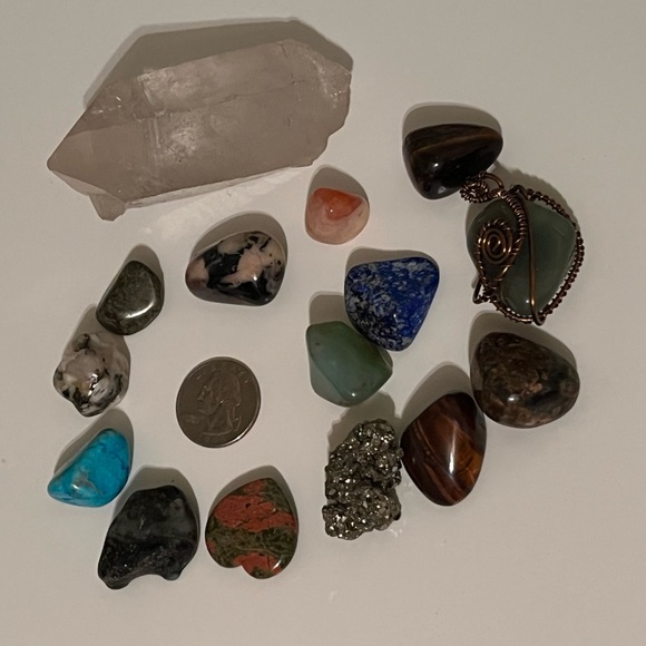 Large Clear quartz with assorted gemstones. - Picture 2 of 2